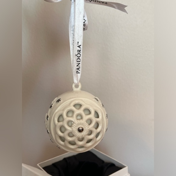 Pandora 2011 Porcelain Ball Christmas Tree🎄 Ornament w Ribbon & Original Box 🎁 - Picture 10 of 14